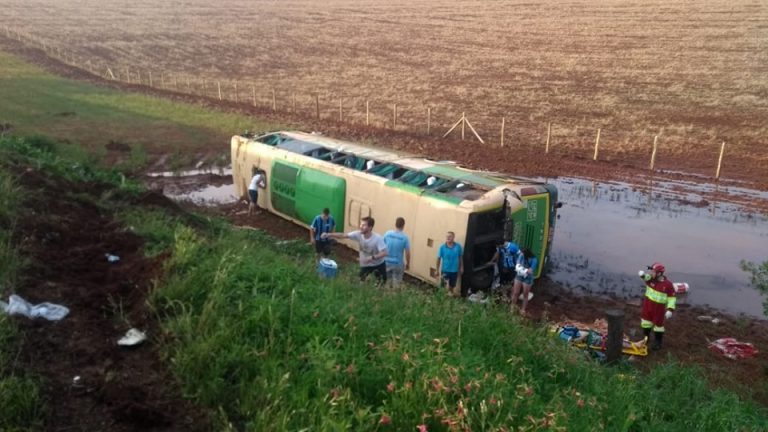 Ônibus com torcedores do Grêmio se acidenta com van e motorista morre