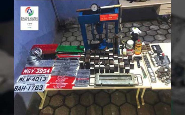 Polícia fecha fábrica de placas clonadas em Camboriú
