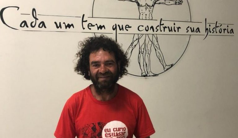 Morador de rua de Blumenau que prestou Enem ganha bolsa de estudo para cursar Direito