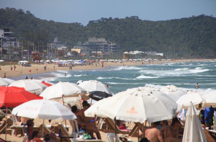 Itajaí define regras para uso e ocupação da faixa de areia das praias