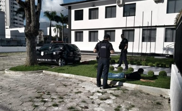 Homem é preso usando crack no pátio da delegacia de Itajaí