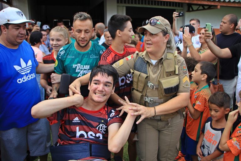 Polícia Militar de Camboriu realiza sonho de jovem flamenguista