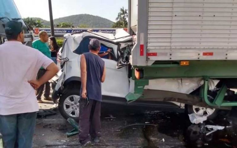 Idoso sobrevive após ter carro prensado por 2 caminhões na BR-280