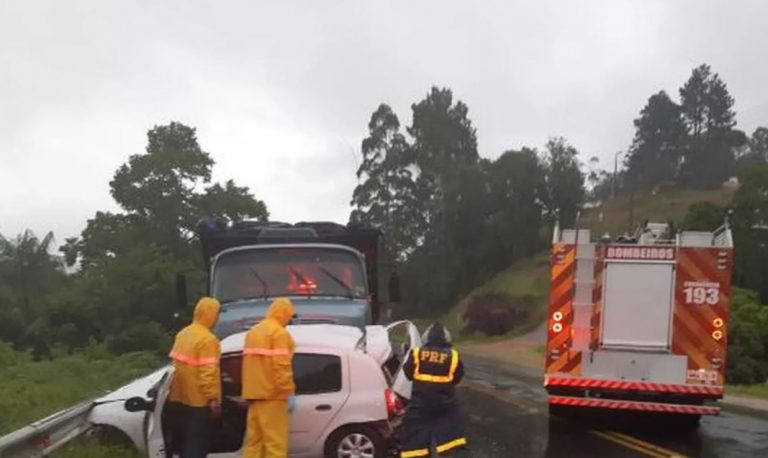 Acidente entre carro e caminhão deixa mulher morta na BR-470