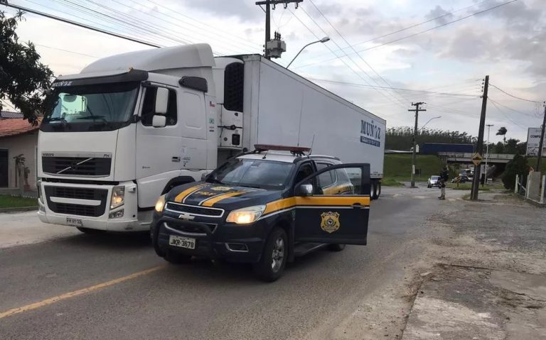 Carreta chilena roubada o 24 toneladas de salmão é recuperada pela PRF