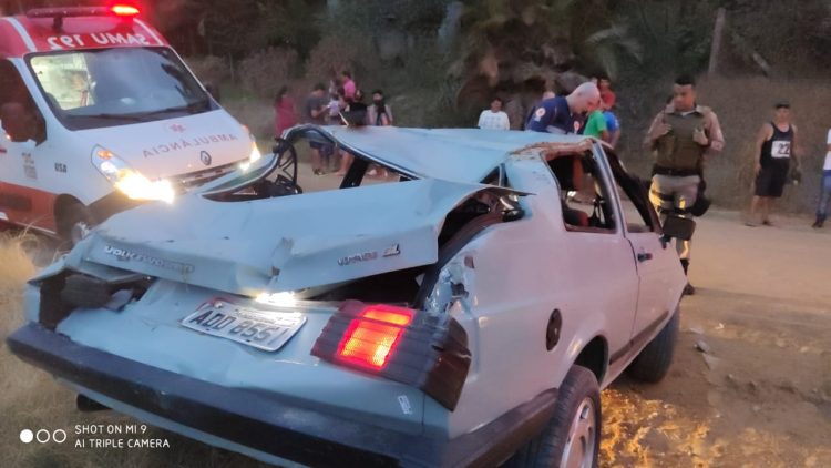 Bêbado e sem habilitação capota carro com esposa grávida em Camboriú