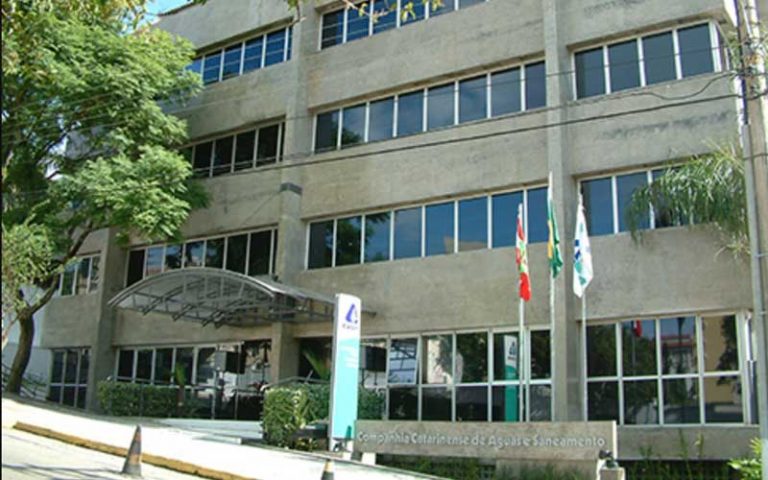 Presidente da Casan acumula salários, mesmo sendo proibido