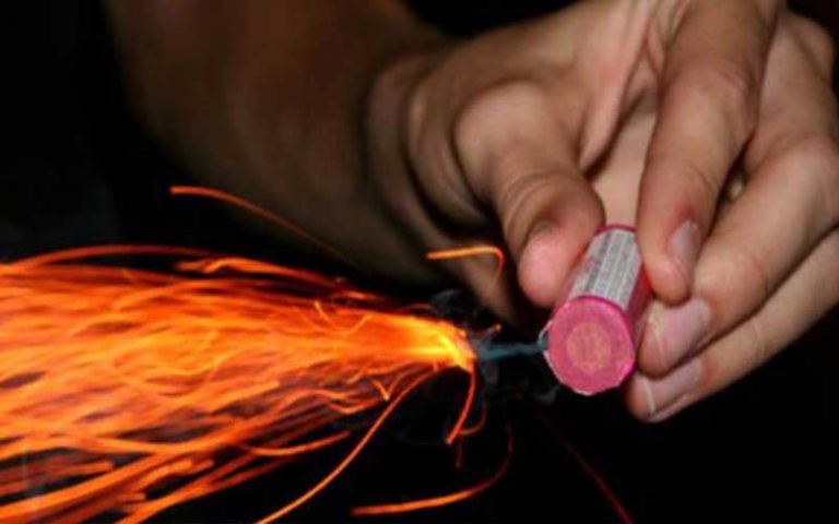 Mulher é atingida no rosto por fogos de artifício em Barra Velha
