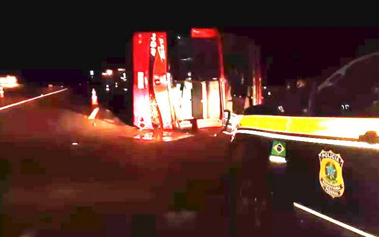 Ônibus de turismo de SC tomba e deixa feridos no RS