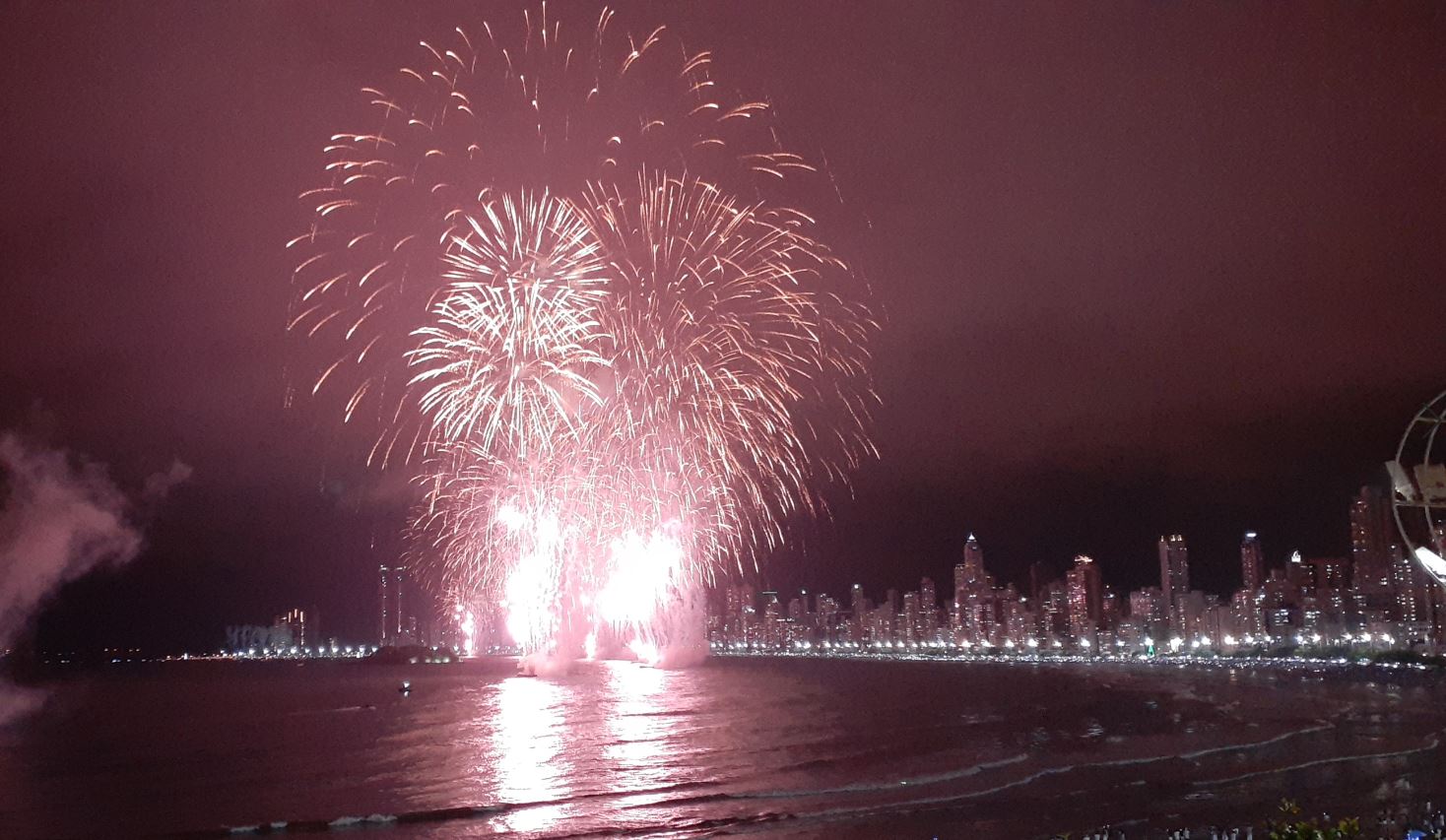 Papai Noel gigante é atração todas as noites em Balneário Camboriú