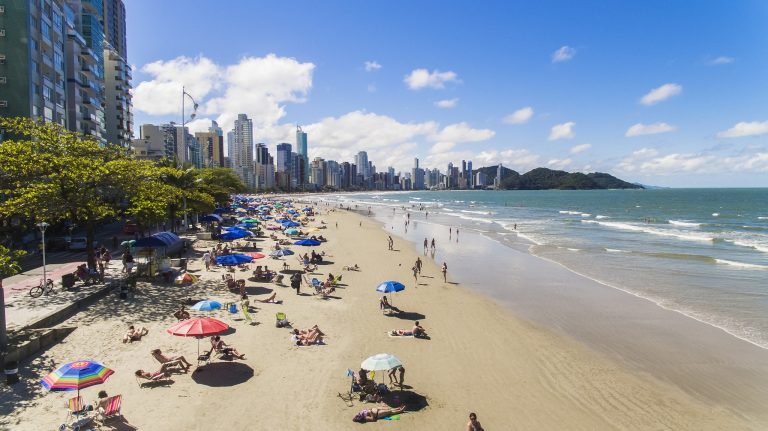 Últimas análises do IMA aponta toda praia como própria, mas relatório mantém imprópria.