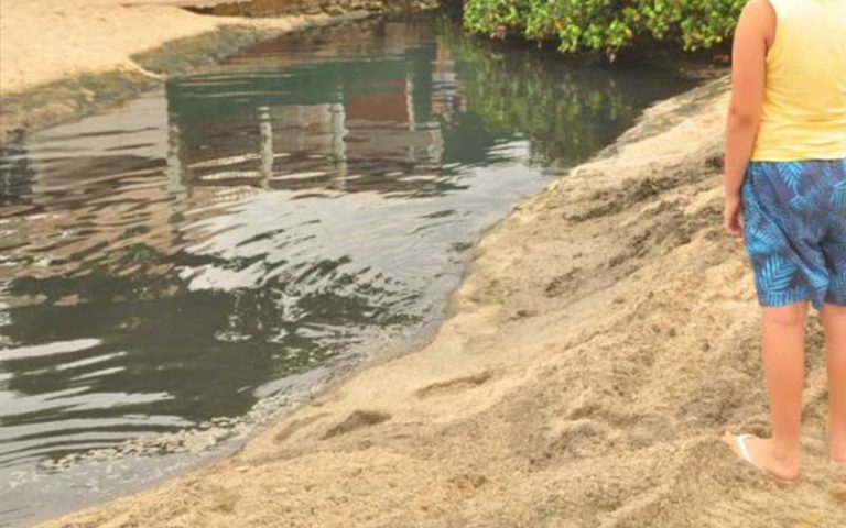 Prefeitura abre curso de rio e esgoto invade o mar na Praia de Fora em Palhoça
