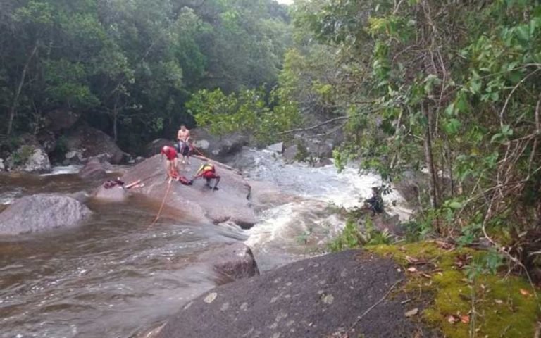 Bombeiros resgatam banhistas após cabeça d’água atingir cachoeira