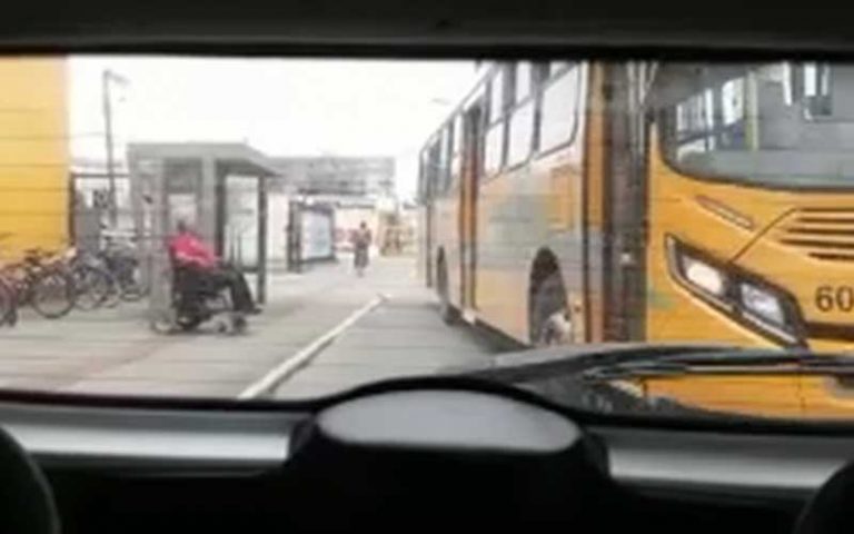 Motorista de ônibus é demitido por não levar cadeirante em Itajaí