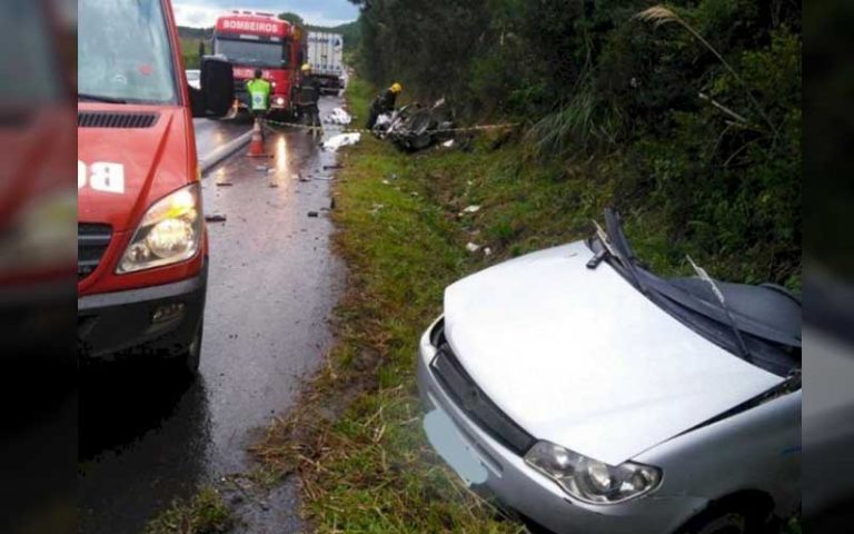 Acidente grave parte carro ao meio e mata 4 pessoas no oeste