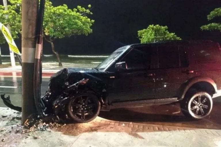 Motorista bate Land Rover em poste na Avenida Atlântica e foge