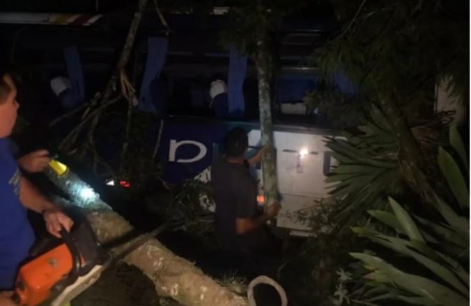 Ônibus de turismo de Itajaí cai em ribanceira em Corupá