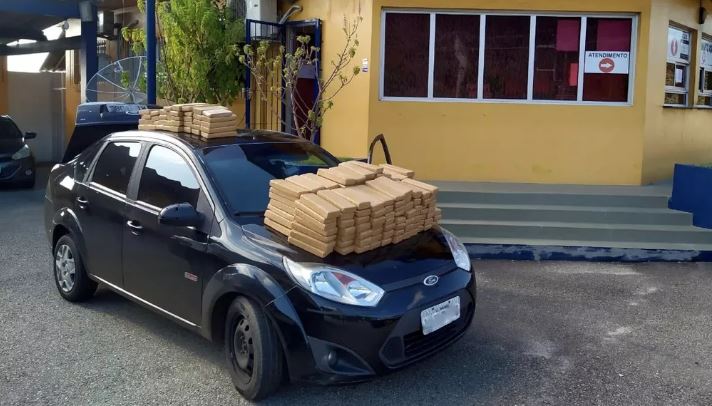 PRF apreende 193 quilos de maconha dentro de carro em Itapema
