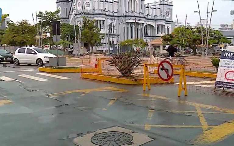 Pedestres e Cadeirantes sofrem com obra na Praça da Matriz em Itajaí