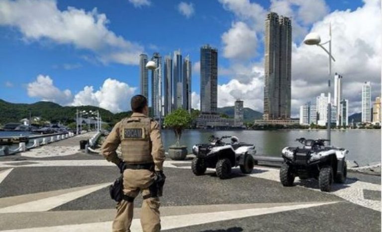 Homem é retirado do mar por militares após desobedecer decreto em Balneário Camboriú