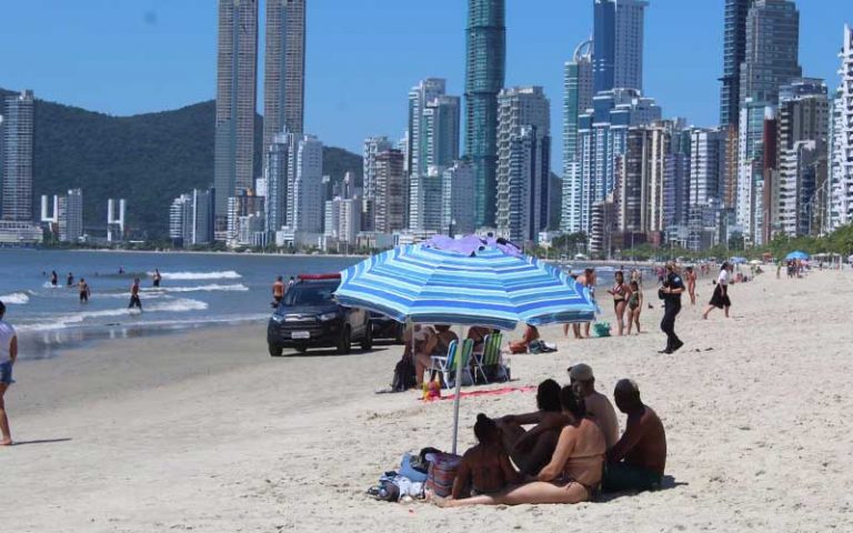 Prefeito de Balneário Camboriú determina proibição de aglomeração na praia