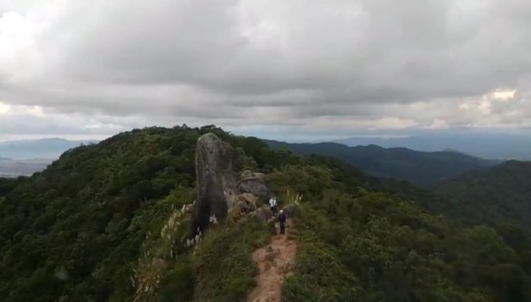 Bombeiros resgatam casal na trilha do Pico da Pedra, em Camboriú