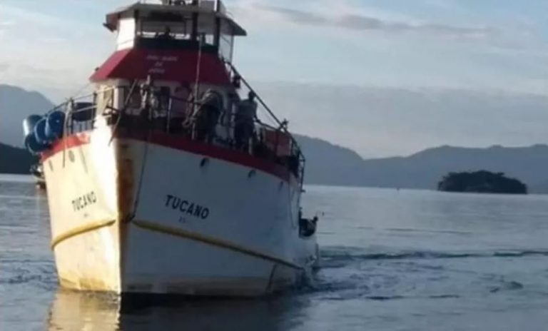 Pesqueiro de Itajaí naufraga com 24 pescadores a bordo