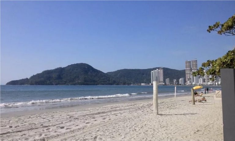 Justiça mantém praia liberada pra esportes individuais em BC. Medida é legal.