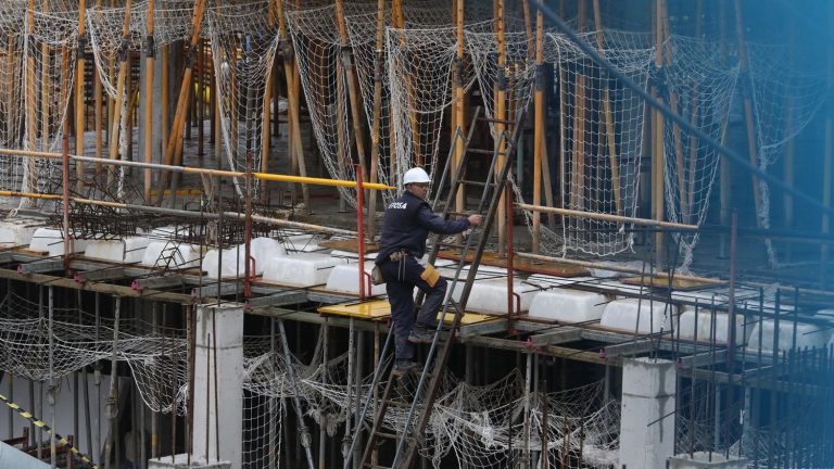 Espanha descongela parte da economia e França anuncia volta às aulas em 11 de maio