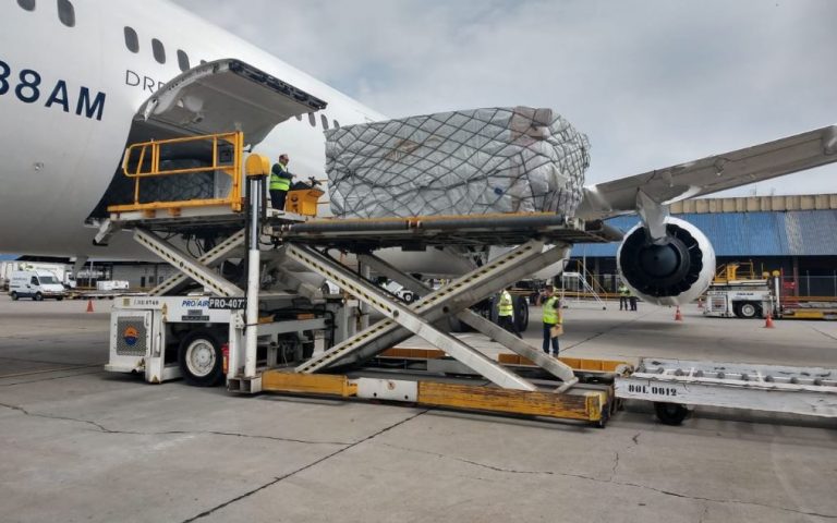 Empresa freta 2 aviões para trazer 8 milhões de máscaras da China
