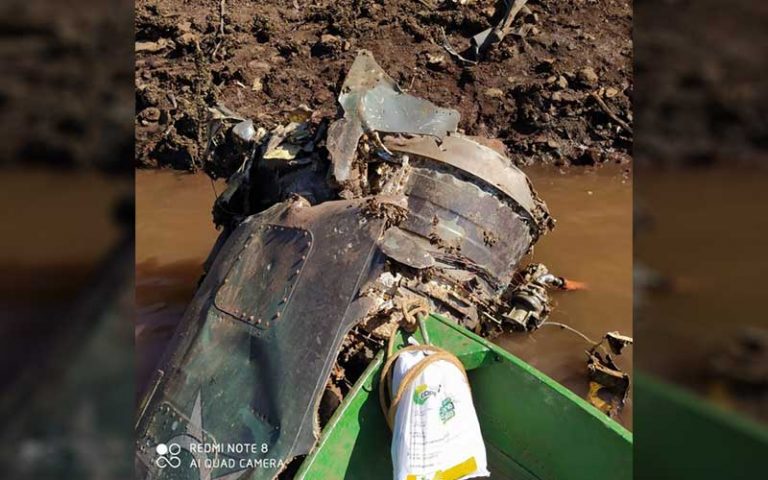Desaparecida há 8 anos, parte de caça da Força Aérea é achada em lago