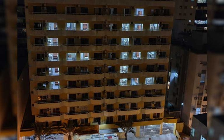 Hotéis de SC iluminam janelas com mensagem ‘FÉ’