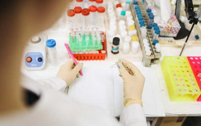 Com 1 mil testes pendentes, Lacen prevê aumento nos casos de coronavírus em SC