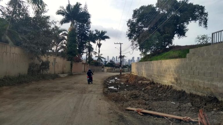 ALELUIA CAMBORIÚ! Depois de 1 ano, rua São Miguel está sendo asfaltada.