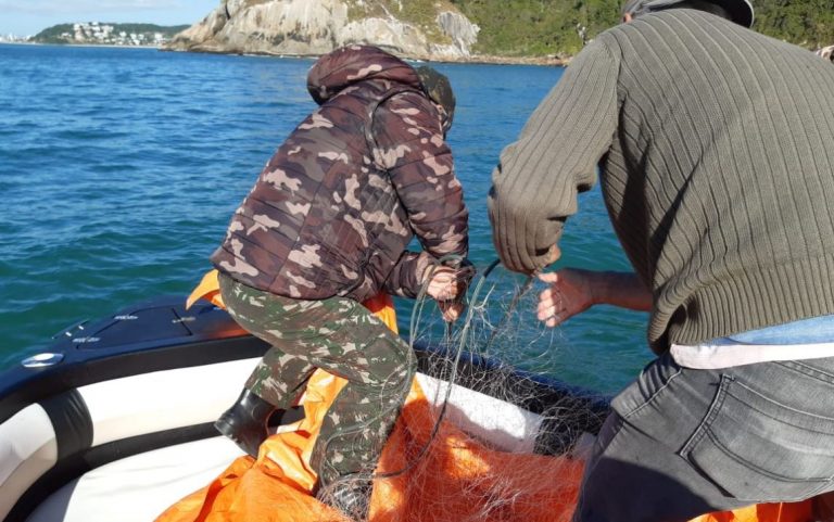 Rede de pesca ilegal é recolhida no Estaleirinho