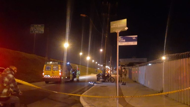 Jovem de 26 anos morre ao bater contra poste em Balneário Camboriú