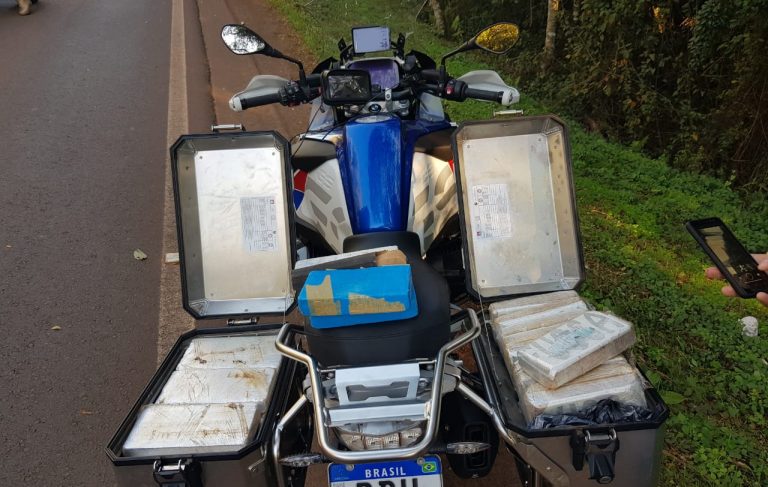 PRF apreende 59 quilos de cocaína e 100 quilos de pasta base dentro de bagageiros de motos