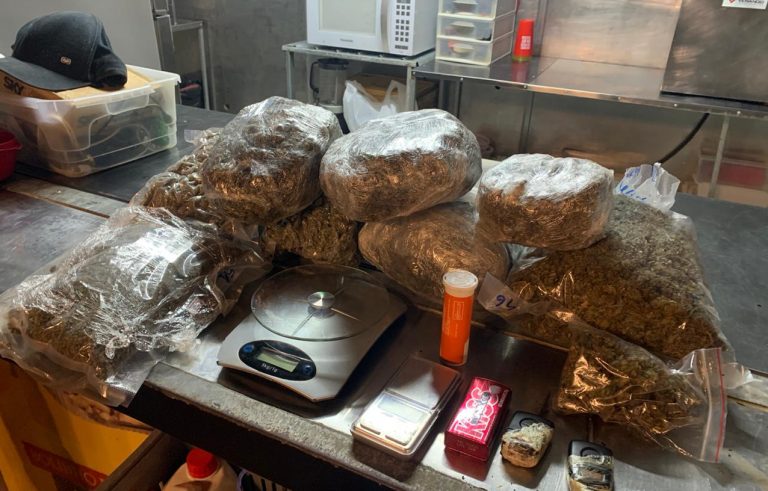 Food Truck do tráfico: PM apreende mais de 2,8kg de skank. Dois foram presos