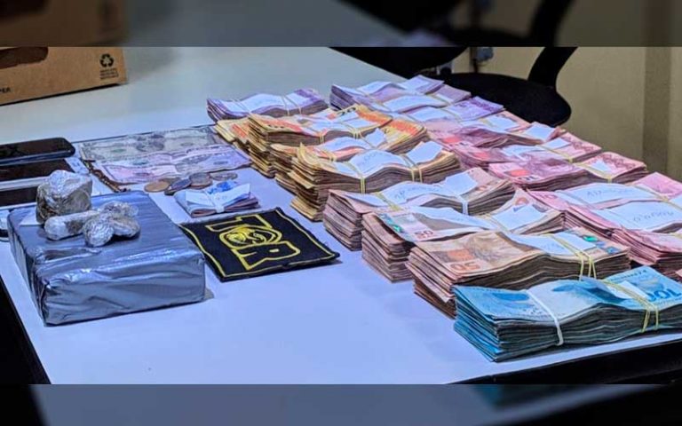 Homens são presos após atirar sacola com R$ 67 mil pela janela de carro