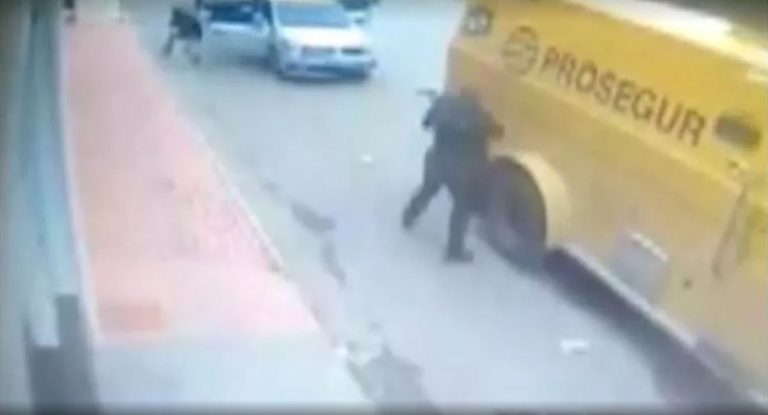 Vídeo mostra troca de tiros entre assaltantes de carro-forte e vigilantes