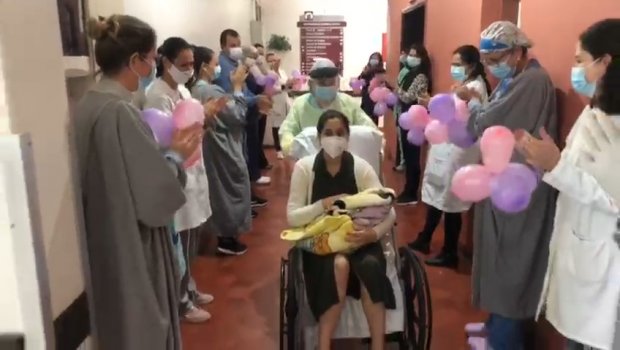 Mãe com Covid-19 e recém-nascido recebem alta em Florianópolis