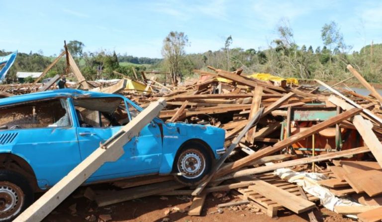Defesa Civil confirma tornado no Oeste e governo anuncia apoio