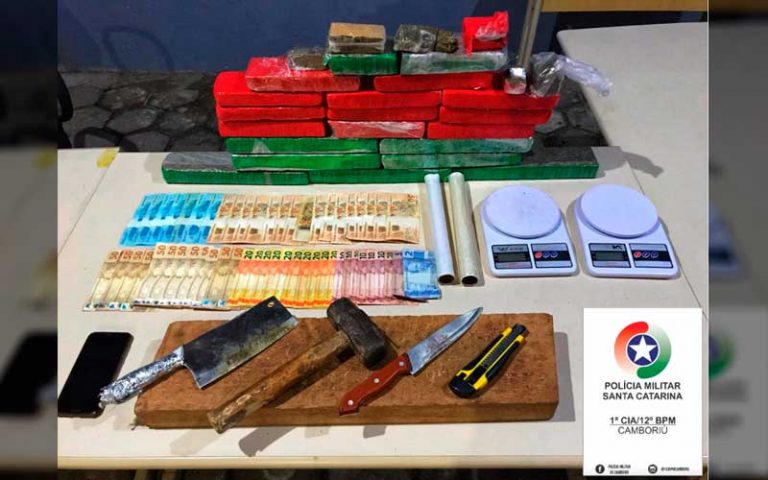 PM prende dois e apreende quase 12kg de maconha em Camboriú