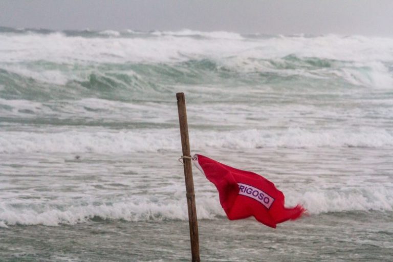 Santa Catarina tem novos alertas para vendaval, ressaca e queda de temperatura