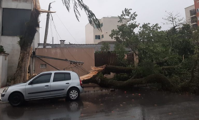 Ventos chegaram a 95km/h em Balneário Camboriú