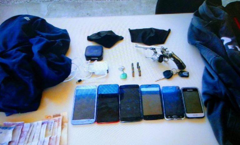 Assaltantes são presos pela PM logo após o crime em Camboriú