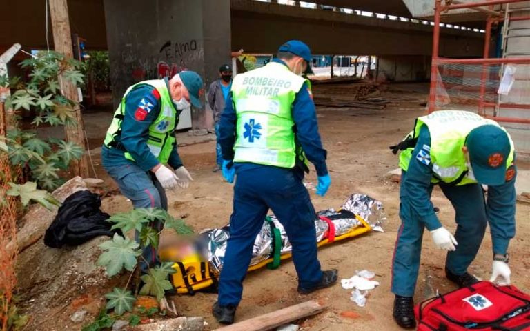 Nasceu de novo: Homem é atropelado em cima da ponte e cai no Rio Camboriú