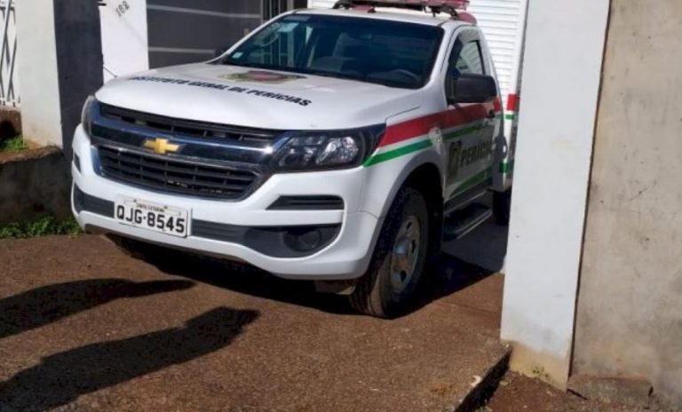 Menina de 4 anos é achada dormindo ao lado da mãe assassinada em SC