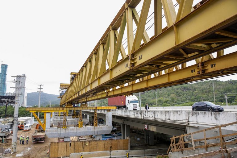 Trânsito do viaduto da Rua 3.700 volta ao sentido duplo