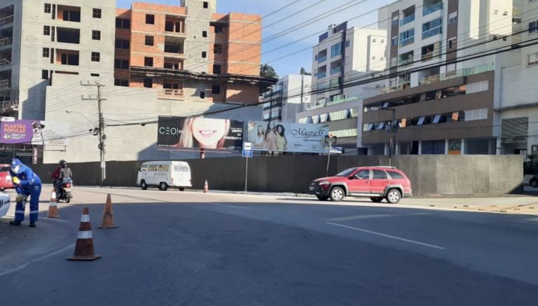 Terreno da Prefeitura é fechado por obra privada em Balneário Camboriú